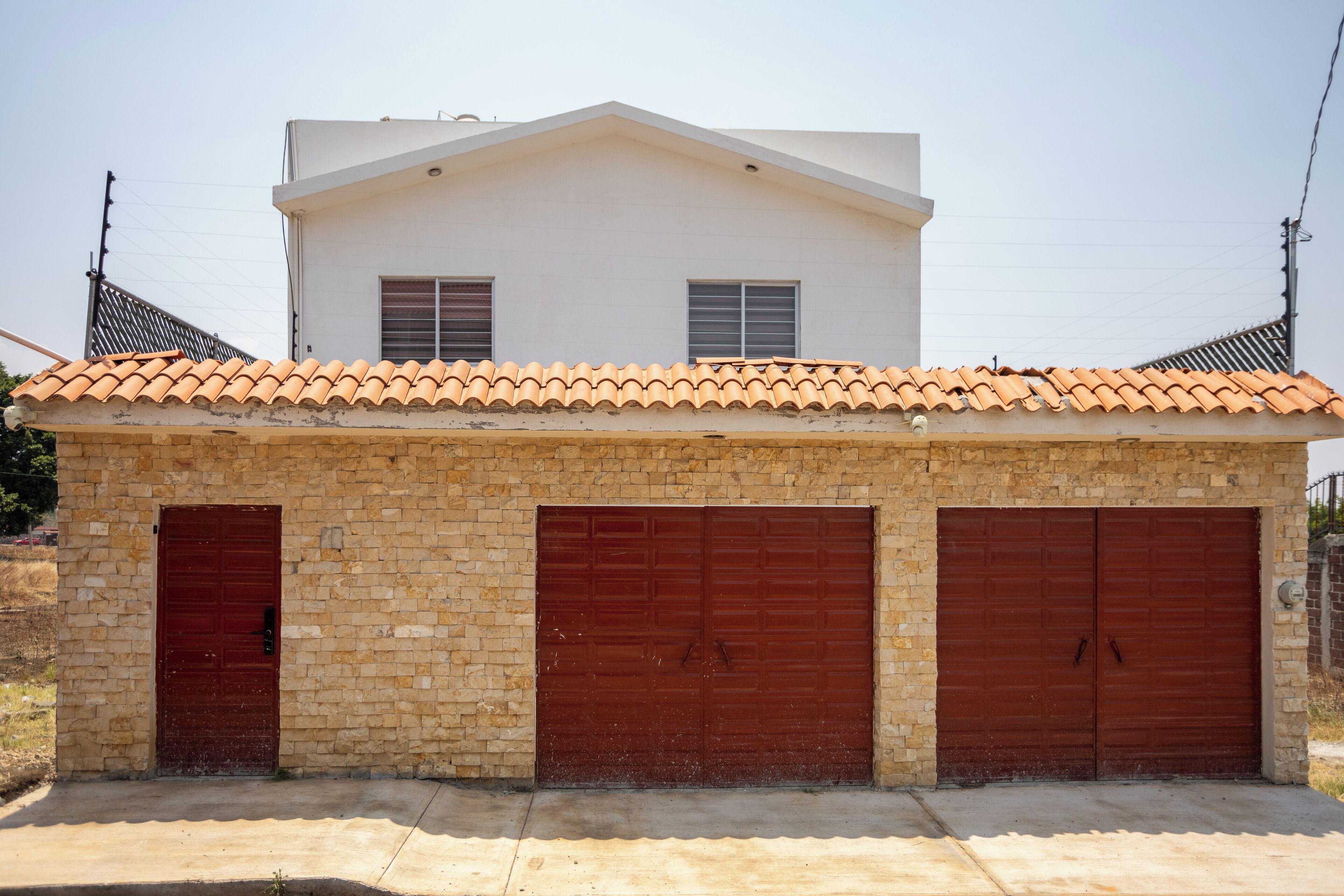 Vista frontal de la propiedad