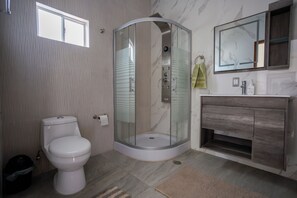 Familienhaus, Poolblick | Badezimmer