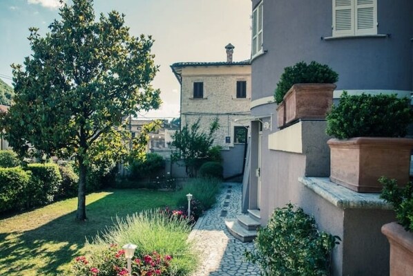 Property grounds - La Magnolia Apartments as at home (Arrone)