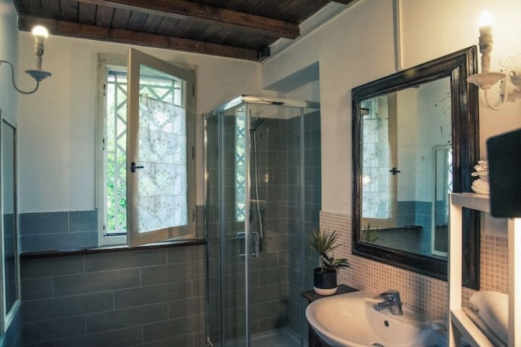 Douche, sèche-cheveux, bidet, serviettes fournies
