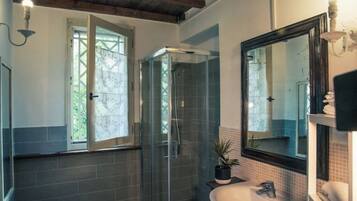 Douche, sĂšche-cheveux, bidet, serviettes fournies