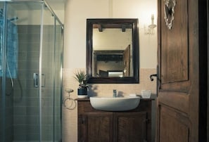 Douche, sèche-cheveux, bidet, serviettes fournies