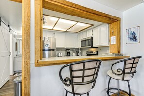 Réfrigérateur, micro-ondes, plaque de cuisson, lave-vaisselle