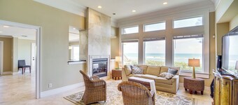 Beachfront Melbourne Beach Retreat w/ Pool Table!