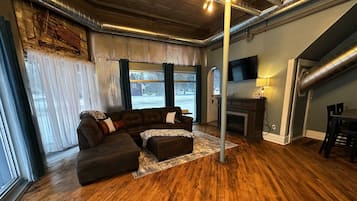 TV, caminetto, studio