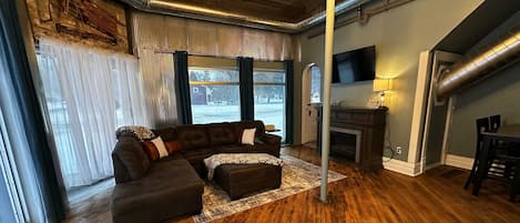 Tv, eldstad och kontor