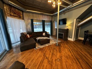 Televisión, chimenea y oficina 