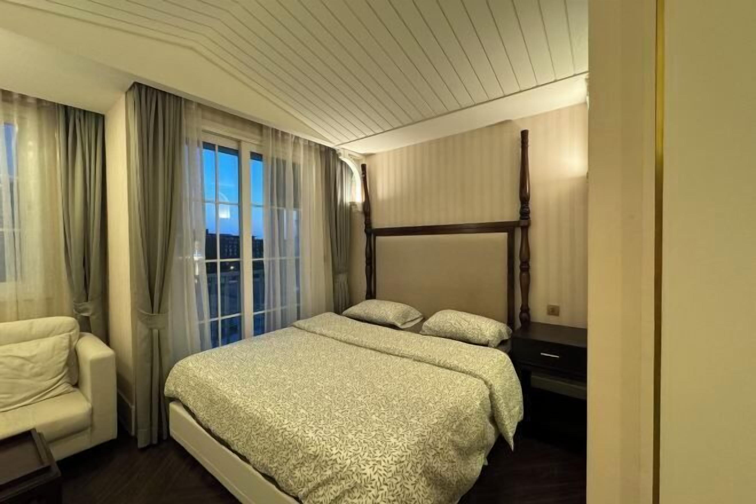 Desk, free WiFi, bed sheets