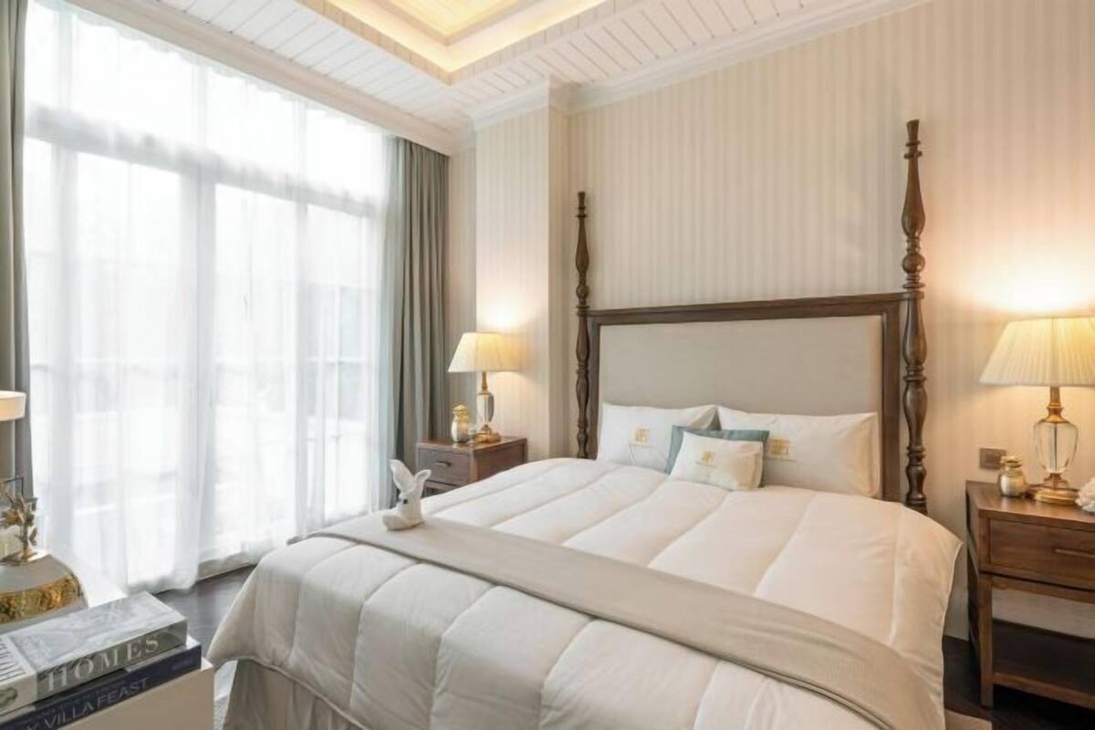 Een bureau, gratis wifi, beddengoed