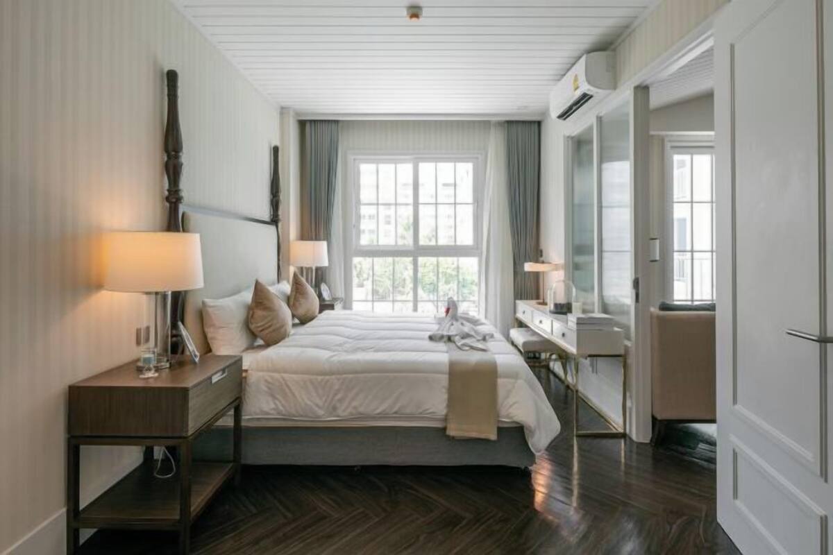 Een bureau, gratis wifi, beddengoed