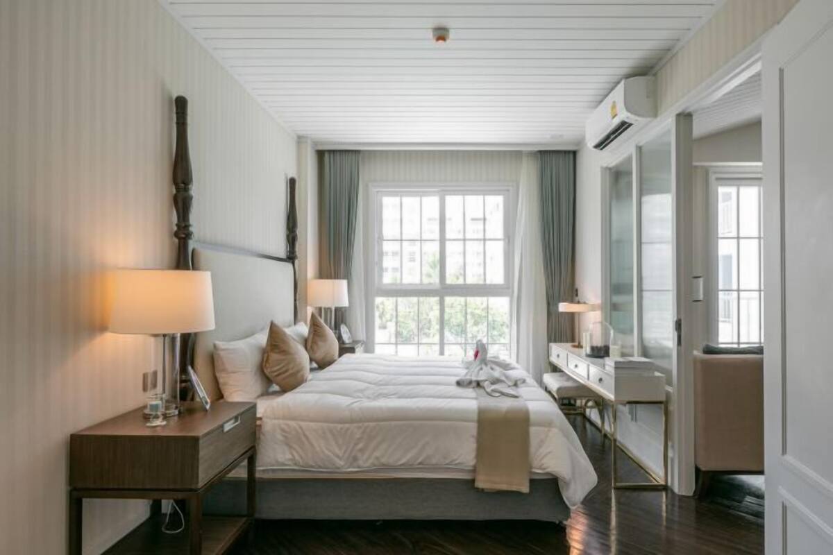 Een bureau, gratis wifi, beddengoed