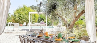 Villa Enara: A modern and graceful one-story villa in a quiet position, surrounded by the Apulian countryside, with Free WI-FI.