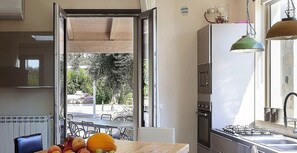 Parrilla de estufa, lavavajillas y cafetera y tetera