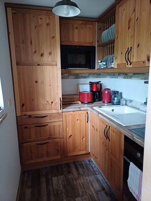 Kylskåp, mikrovågsugn, ugn och spishäll