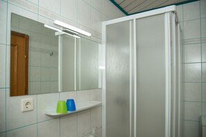 Ducha, secador de pelo y toallas