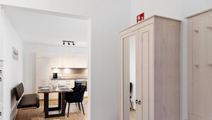 Una cucina moderna con mobili in legno, un tavolo da pranzo con sedie e una panca.