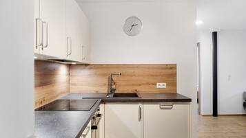 Kylskåp, ugn, spishäll och diskmaskin