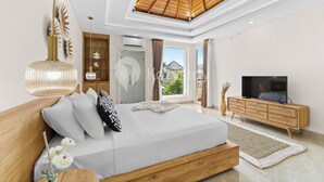 Un dormitorio moderno con una cama de madera, televisor y un amplio ventanal.