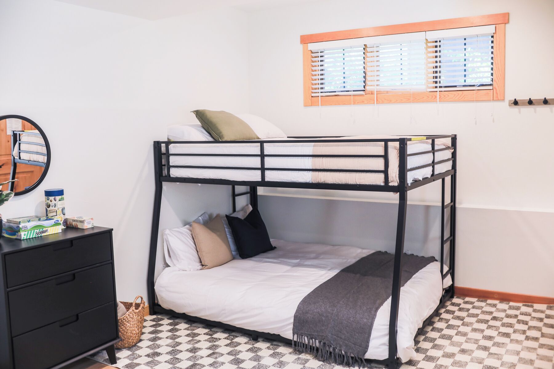 4 bedrooms, desk, travel crib, WiFi