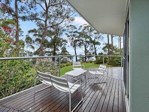 Terrace/patio - Spacious 4-Bed Home with Coastal Charm (Long Beach)