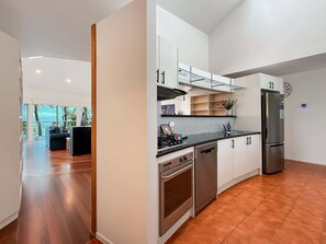 Kylskåp, mikrovågsugn, ugn och spishäll