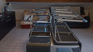 Een kamer met een hoogslaper, dakraam en een kitchenette.