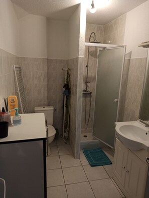 Haartrockner, Handtücher, Seife, Toilettenpapier