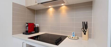 Kühlschrank, Mikrowelle, Ofen, Herdplatte