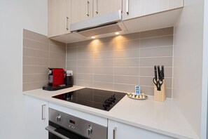 Réfrigérateur, four à micro-ondes, un four, surface de cuisson