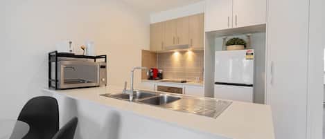 Geladeira, micro-ondas, fogão, cooktop