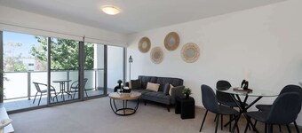 Elegant 2-Bed Apartment with Balcony