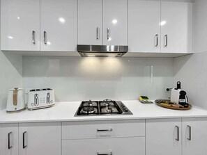 Frigorífico, microondas, horno y placa de cocina