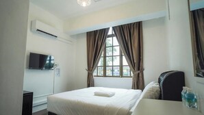 Standard Double Room | WiFi (free), bed sheets - B Link Hotel (Kulai)