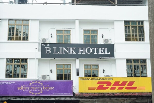 A building with a sign for B Link Hotel and DHL. - B Link Hotel (Kulai)