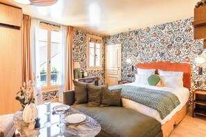 ดีลักซ์สตูดิโอ (MIRO) | เครื่องนอนระดับพรีเมียม, เตียงพร้อมฟูกเสริมที่นอน, ตู้นิรภัยในห้องพัก