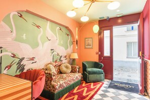 ฝ่ายต้อนรับ