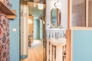 SAINT PHALLE - Studio de Luxe avec Balcon | Salle de bain