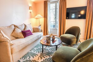 Apartment, Nichtraucher (RENOIR) | Wohnbereich | 50-Zoll-Smart-TV mit Digitalempfang