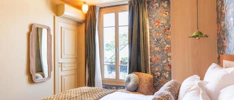 Deluxe studio, 1 queensize bed (GAUGUIN) | 1 slaapkamer, luxe beddengoed, pillowtop-bedden, een kluis op de kamer