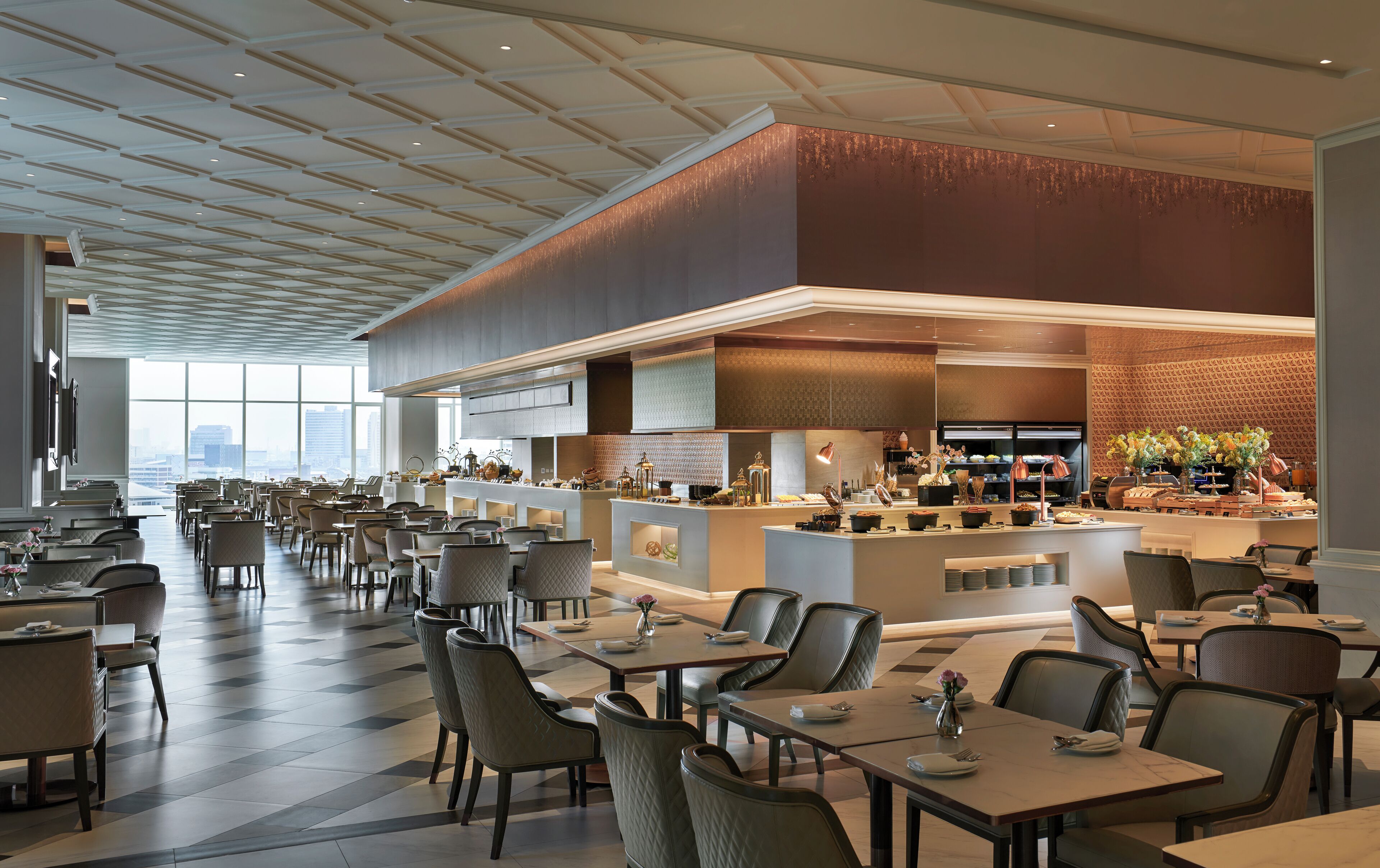 Un restaurante espacioso con techo alto, diseño moderno y vistas a la ciudad.