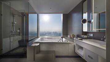 Family Executive Suite | Bathroom | Separate tub and shower, jetted tub, free toiletries, hair dryer