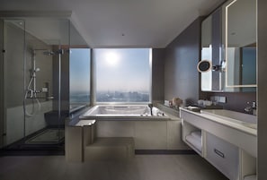 Family Executive Suite | 浴室 | 独立的浴缸和淋浴、按摩浴缸、免费洗浴用品、吹风机