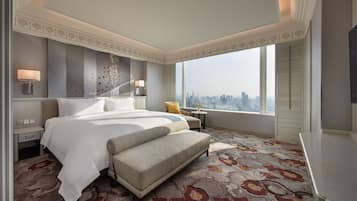 2 bedrooms, premium bedding, minibar, in-room safe