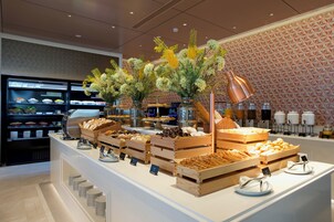 Desayuno buffet diario (THB 930 por persona)