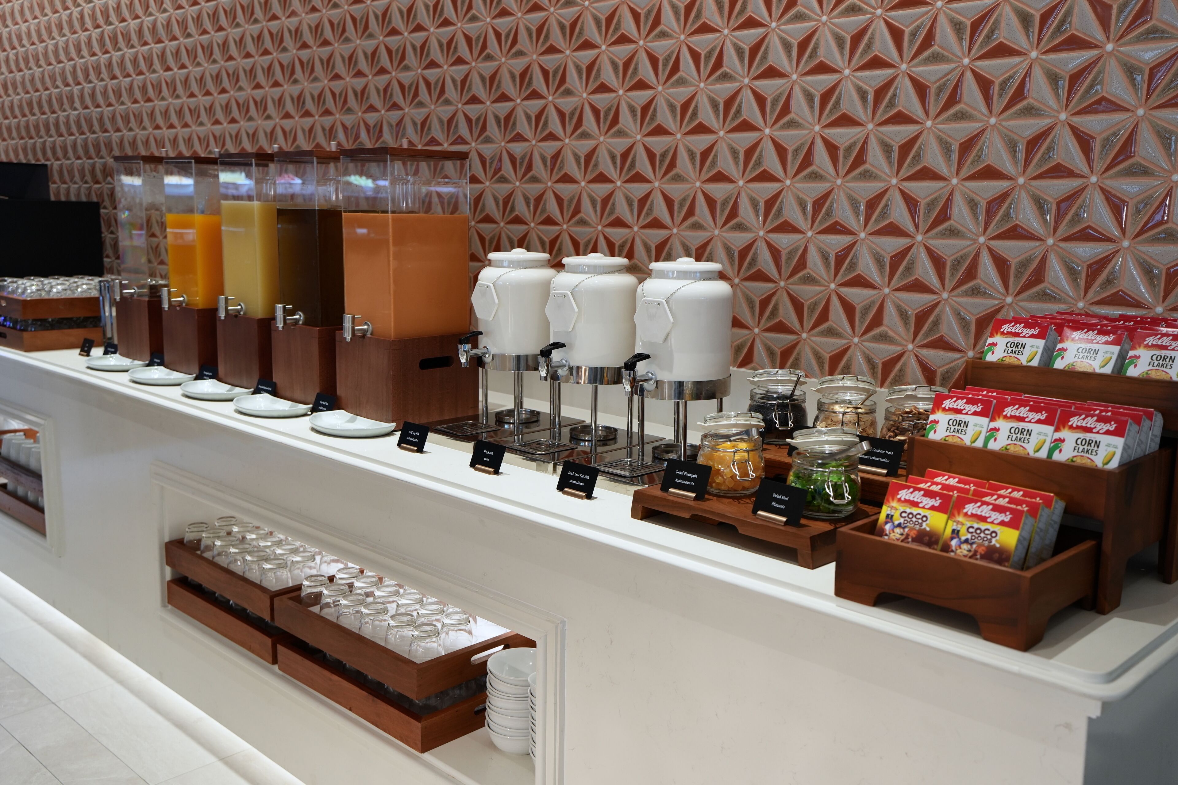 Un bufé de desayuno con una variedad de alimentos y bebidas.