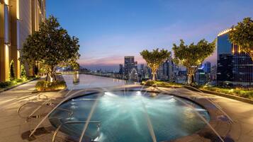 Außenpool, geöffnet von 06:00 Uhr bis 22:00 Uhr, Sonnenschirme