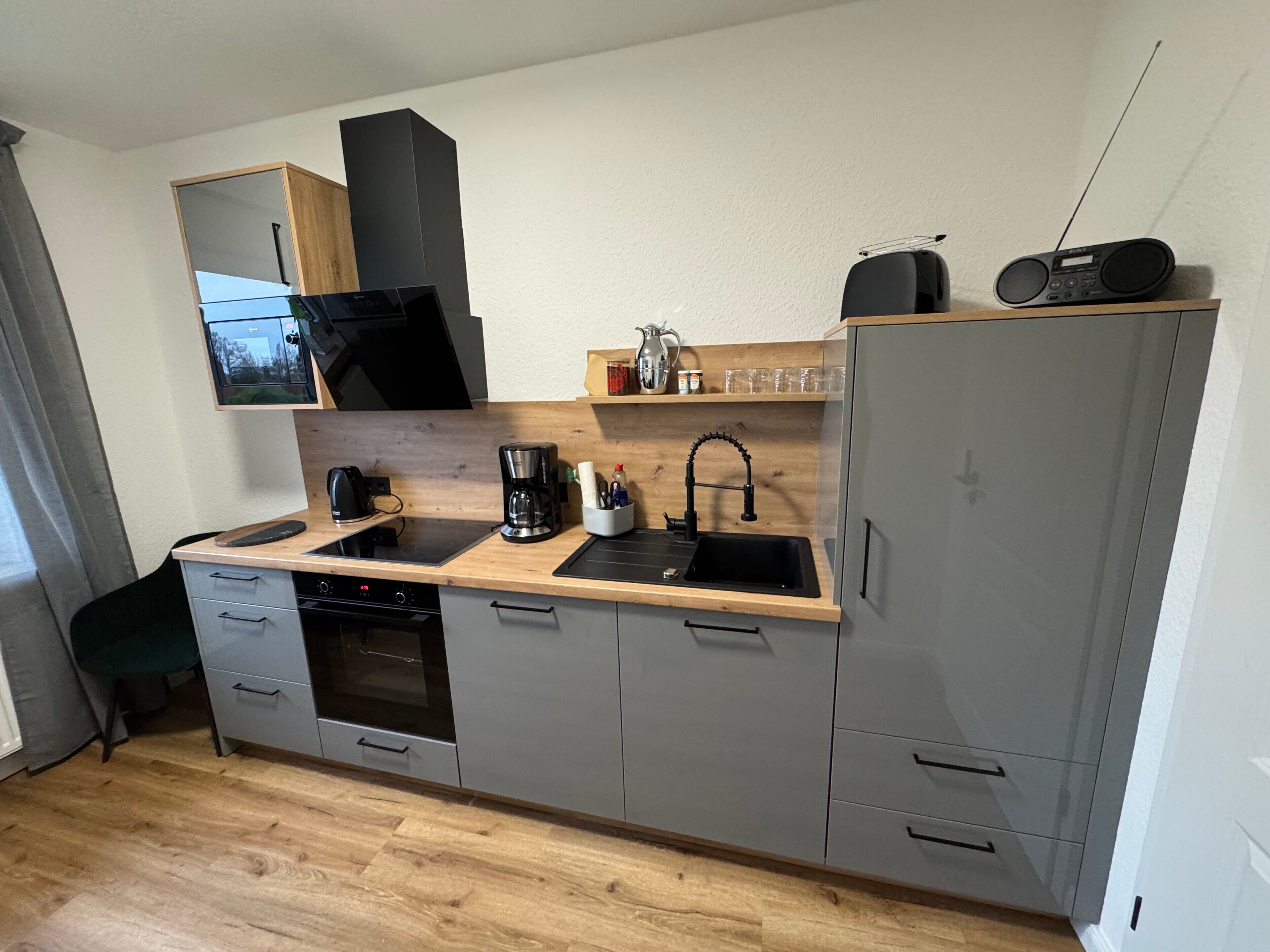 Refrigerador, microondas, horno y parrilla de estufa 