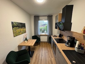 Fridge, microwave, oven, stovetop - Apartment 'Ahlers' with Shared Terrace, Private Garden and Wi-Fi (Edewecht)