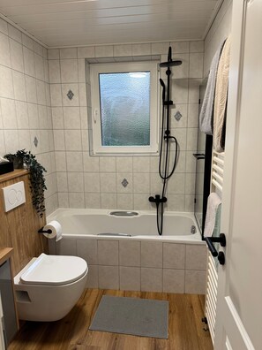 Shower, hair dryer, towels - Apartment 'Ahlers' with Shared Terrace, Private Garden and Wi-Fi (Edewecht)