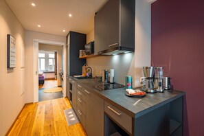 Frigorifero, microonde, piano cottura, lavastoviglie